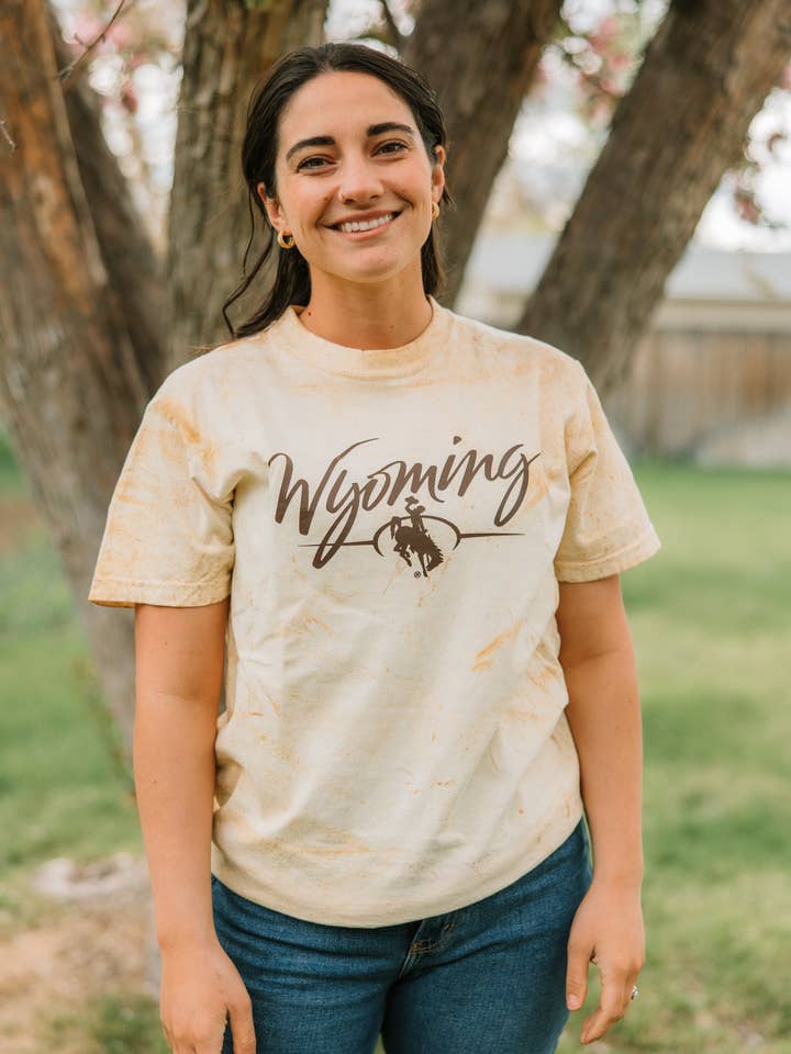 Wyoming Script ColorBlast T-shirt voor wholesale door Roaming Buffalo Design Co