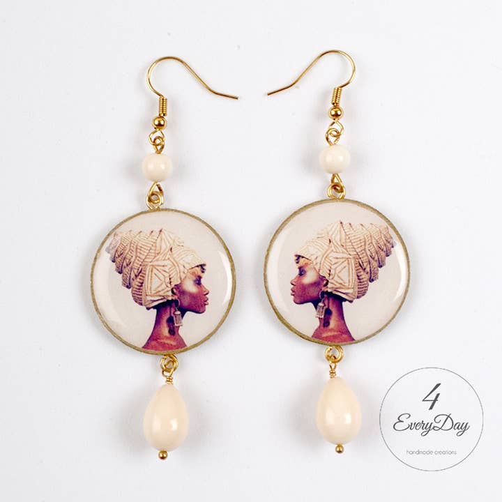 Boucles d'oreilles en bois et résine - Femme Africaine pour la vente par 4everyday Handmade