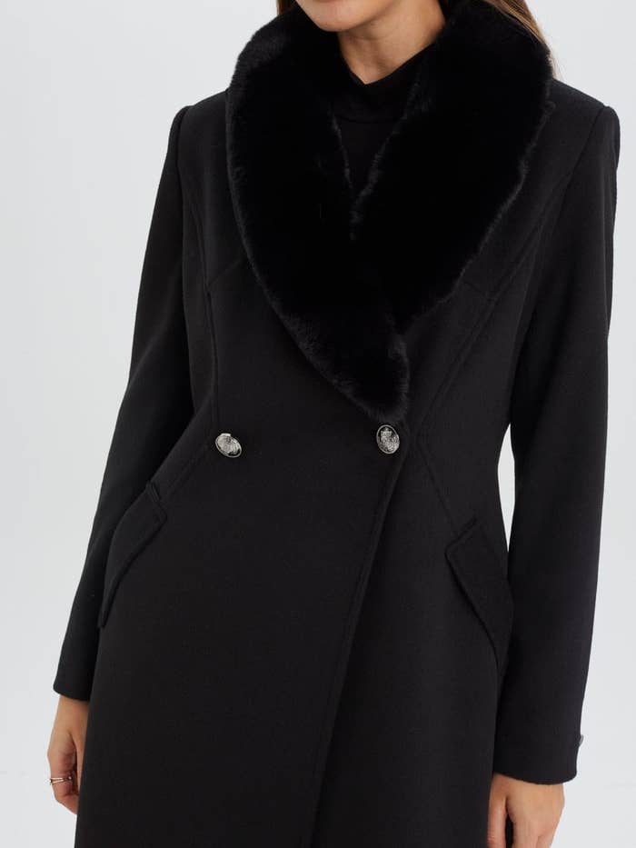 Pelskrave Lomme Detaljeret sort frakke 13092 for engroshandel hos Zuhre