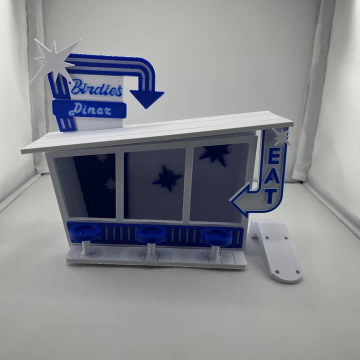 Mangeoire pour oiseaux imprimée en 3D Birdie's Diner – Design amusant et unique pour les oiseaux de jardin – Facile à suspendre et à remplir ! 🌿 (Bleu et blanc) pour la vente par Huckleberry Concepts