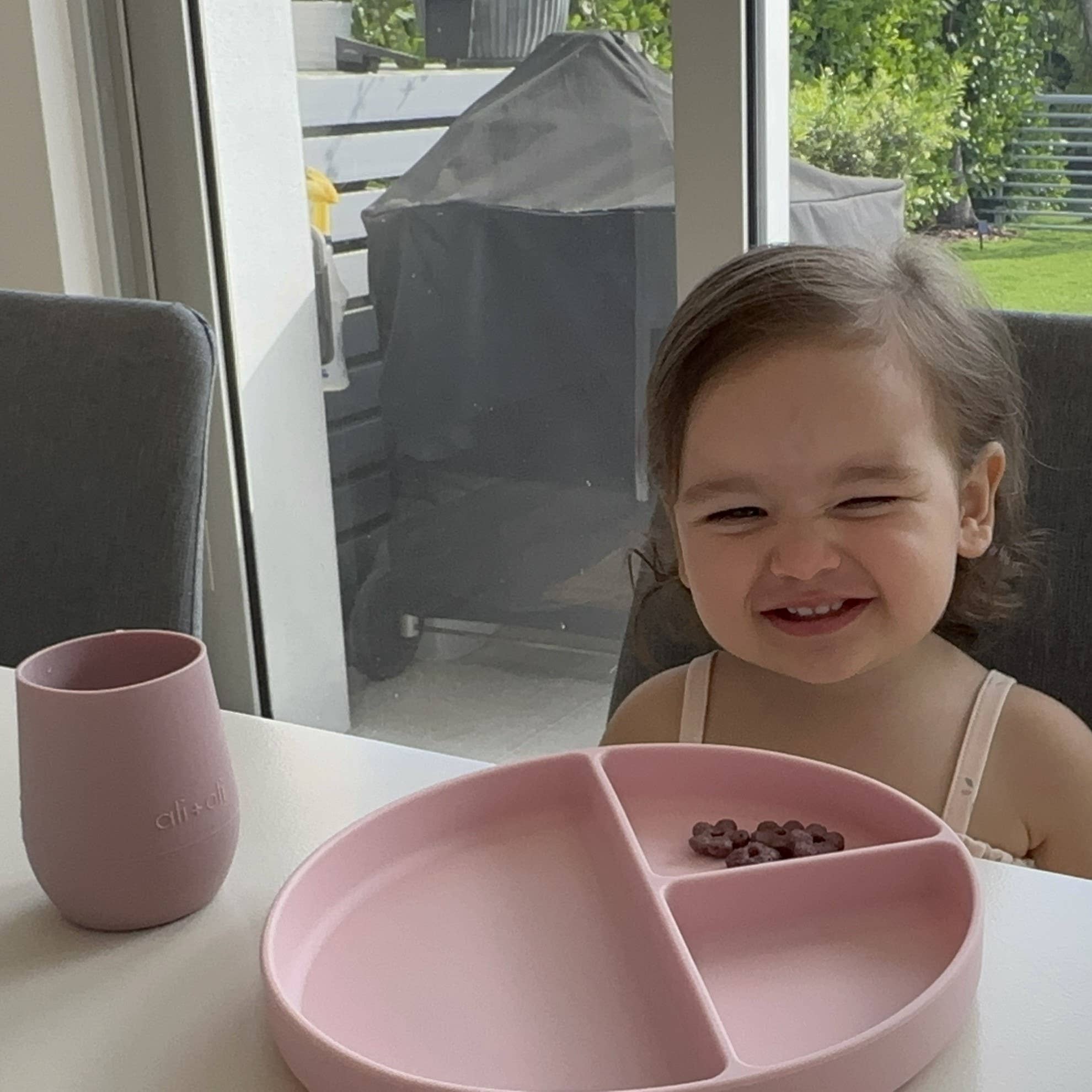 Ali+Oli - Vente Verre/tasse – enfant et bébé - Gobelet ouvert en silicone Bunny Face pour bébé et tout-petit (rose)5