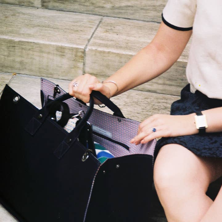 Grand cabas recyclé – Cabas d'artiste pour la vente par Claire Akkan