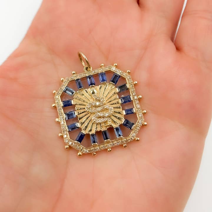 KG264. Ciondolo Quadrato a Serpente in Oro 14K per la vendita all'ingrosso da parte di Tresor Jewelry Inc.