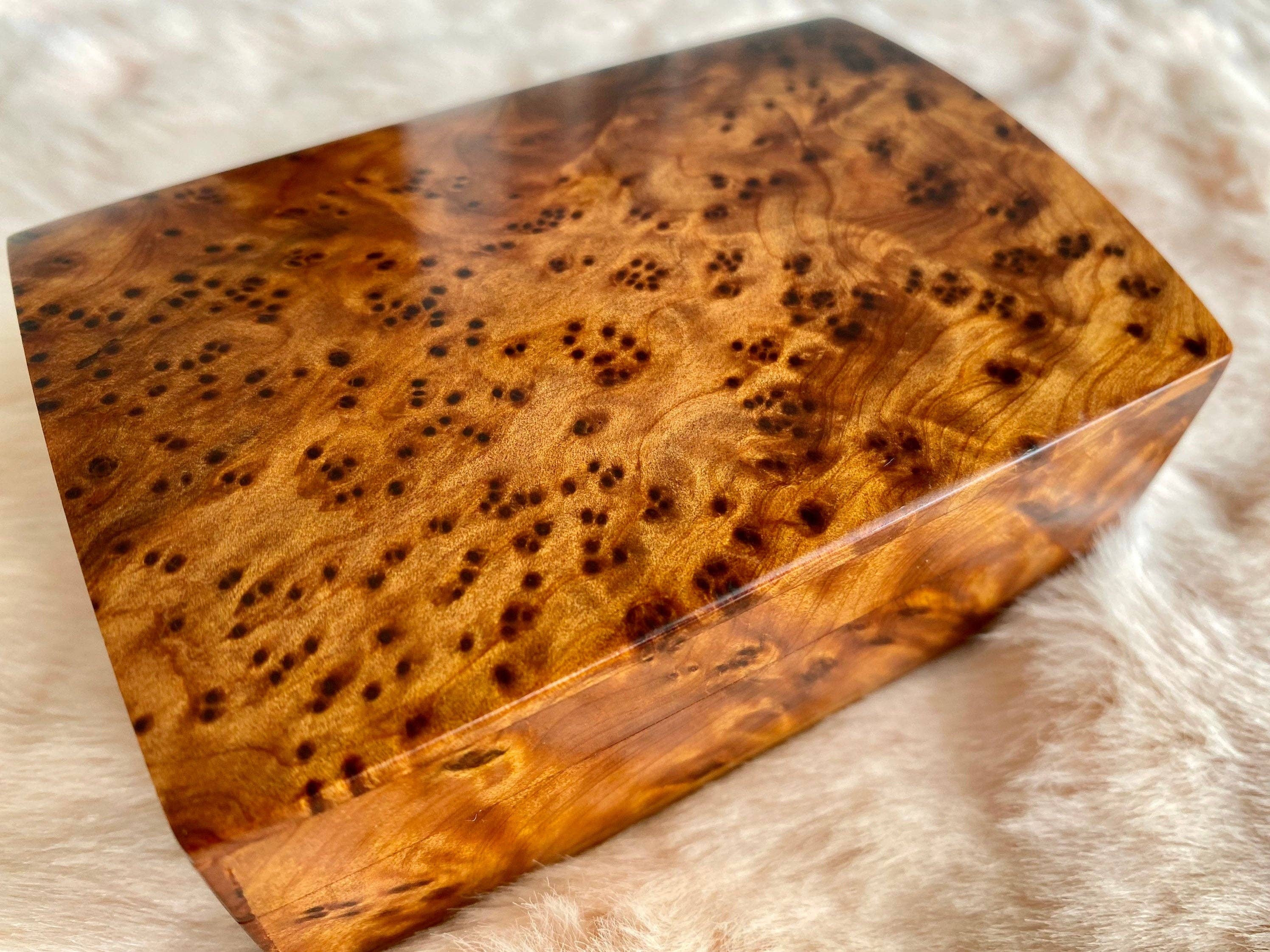 AtlasPerles – Großhandel Schmuckschatulle/-Organizer – 4"x2" Hochzeitsringbox, marokkanische Thuja-Holzbox, handgefertigte Ringbox für Andenken, Verlobungsschmuckaufbewahrung, gravierte Thuja-Ringbox für den Antrag8