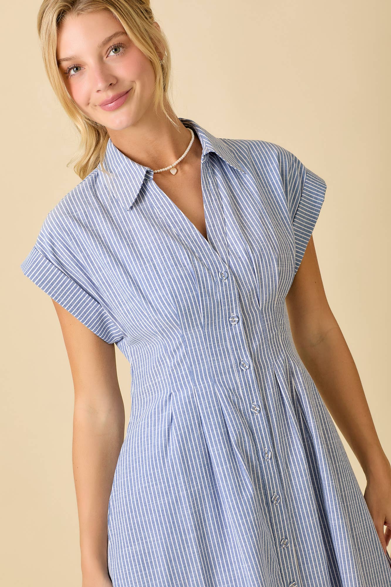 BLU Abito midi estivo a camicia con pieghe e bottoni frontali in vendita all'ingrosso su Faire2