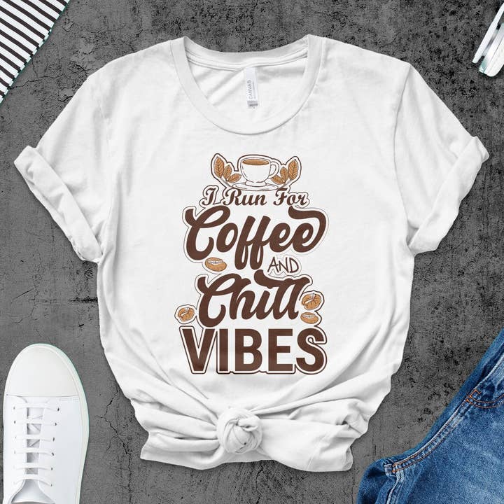 T-shirt café pour femme, t-shirt graphique « Coffee and Chill Vibes », haut en coton confortable et décontracté, cadeau pour elle pour la vente par FreakyTeeFactory