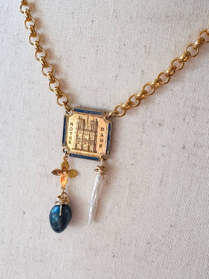 Collier Pendentif Pierre Précieuse Notre-Dame de Paris Sentimental France pour la vente par Jo Noelle