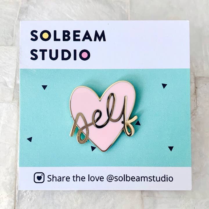 Spilla da bavero smaltata a forma di cuore per la vendita all'ingrosso da parte di Solbeam Studio