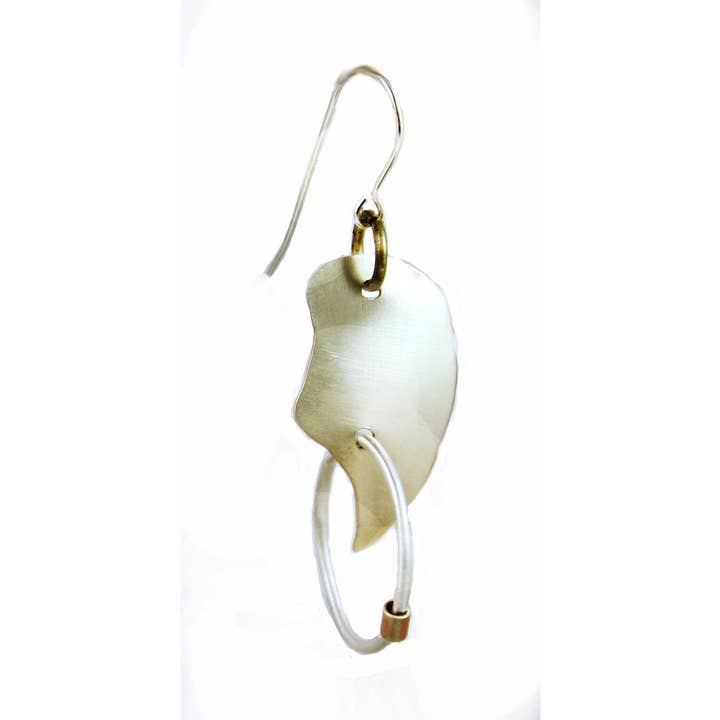 Boucles d'oreilles mobiles en laiton et argent sterling faites à la main pour la vente par Whitney Designs Ltd.
