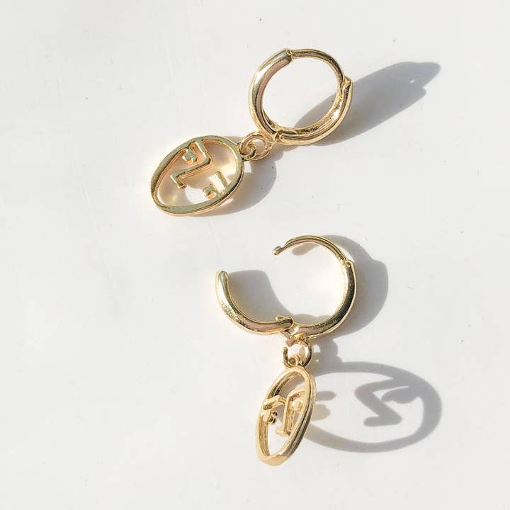 Visage Huggies- Små Hoops Tiny ansikte läcker guld Minimal för wholesale av Stil Works Studio