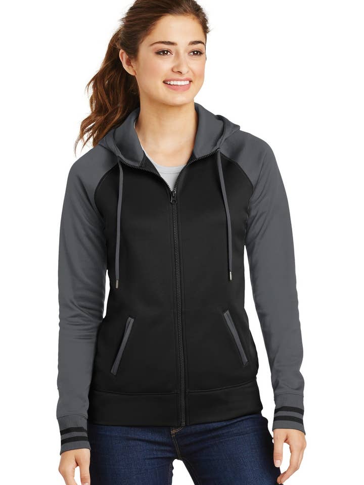 Ink Tees Anpassad T-shirt Personligt Tryck, Premiumkvalitet, Snabb Leverans, Flera Färger Sport-Tek Dam Sport-Wick Varsity Fleece Huvjacka med Full Dragkedja. LST236 för wholesale av Ink Tees Custom Tshirts