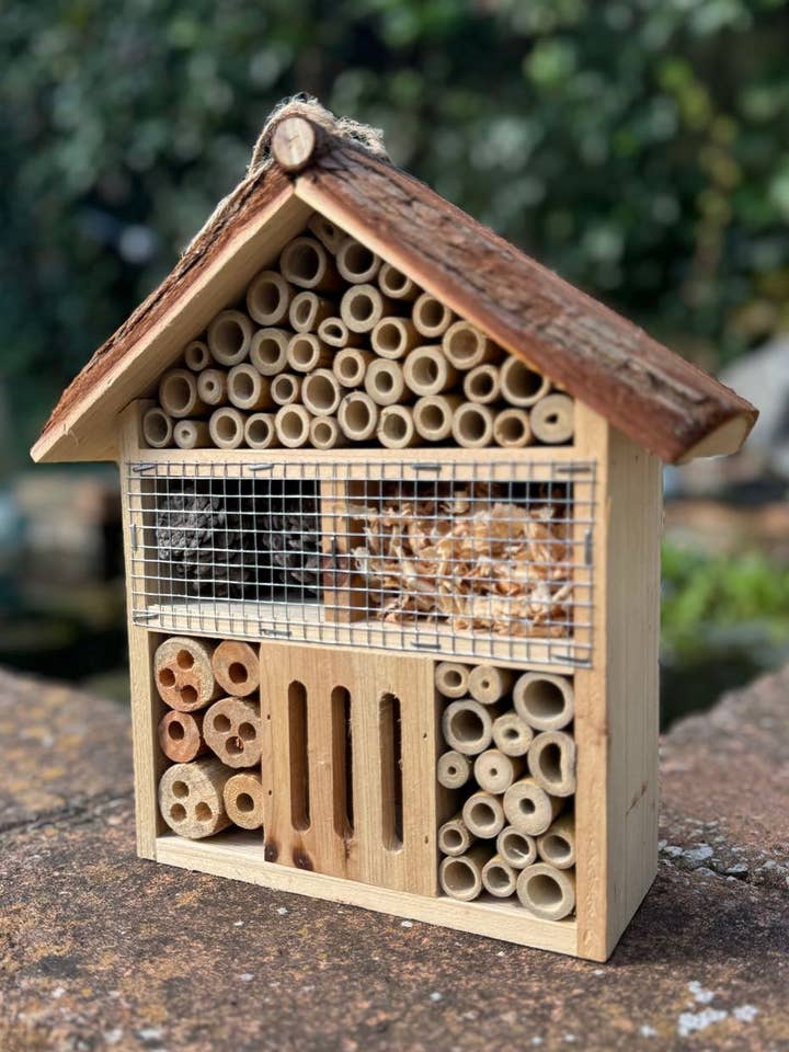 Handgemaakt groot insectenhuis in de vorm van een houten huis voor wholesale door Marissa's Gifts