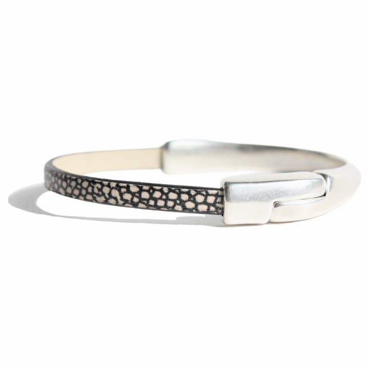 AMACAYACÚ leather bracelet (printed) with magnetic clasp for wholesale by Araracuara