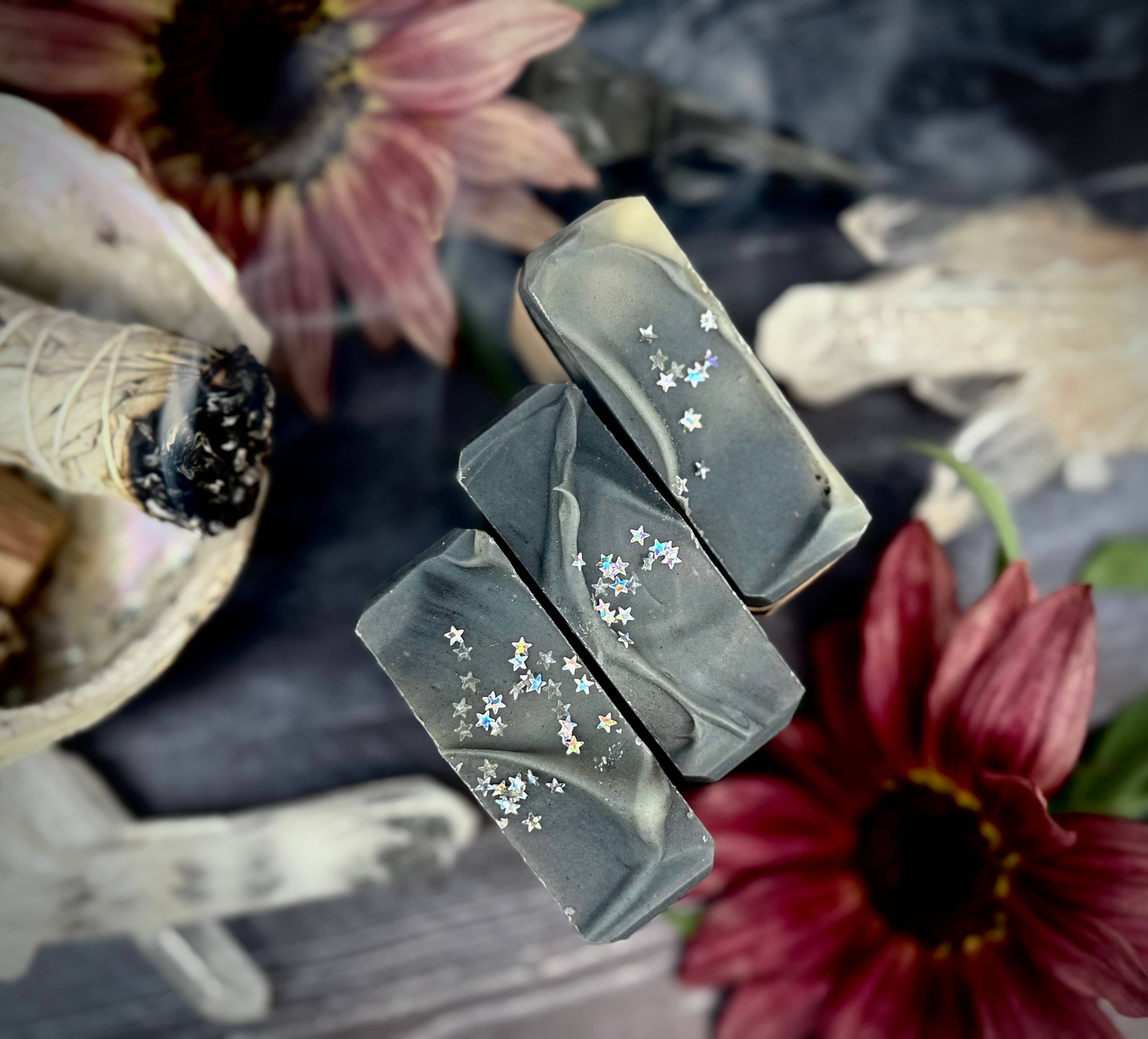 Suds and Sage - Vente Pains de savon - Magie Noire | Brille dans le Noir1