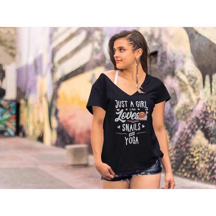 Negro Camiseta ULTRABASIC con cuello en V para mujer llamada Just a Girl Who Loves Snails and Yoga, divertida camiseta de regalo de meditación de venta al por mayor en Faire