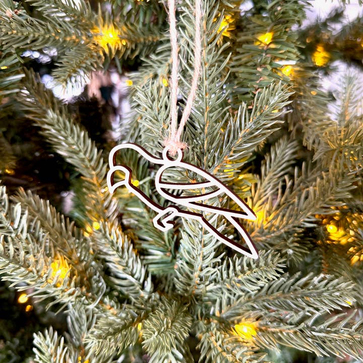 Ornamento in legno a forma di pappagallo© di Aurora North Home™ per la vendita all'ingrosso da parte di Aurora North Home