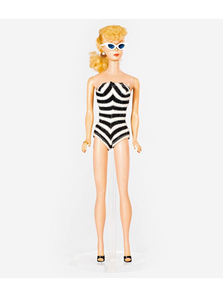 Unique Vintage – Großhandel Badeanzug – Damen – Barbie x UV Badeanzug mit schwarz-weißem Chevron-Streifen4