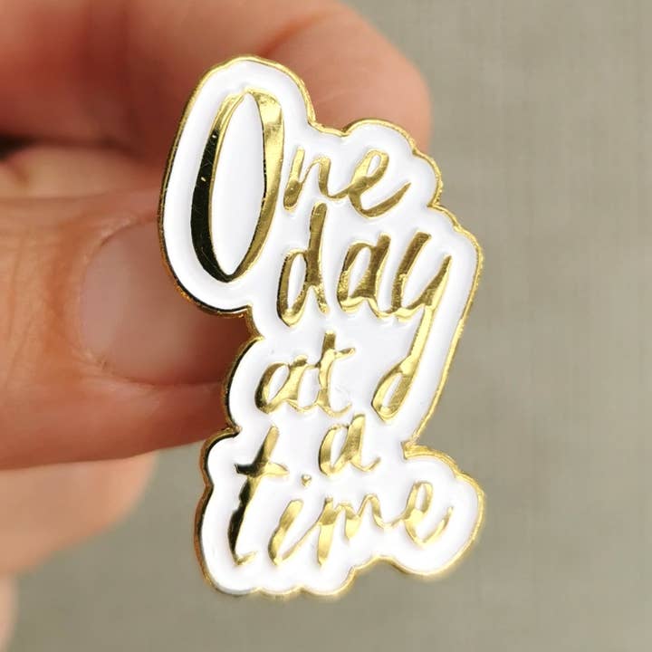 En dag ad gangen | Emalje Pin for engroshandel hos Good on Paper