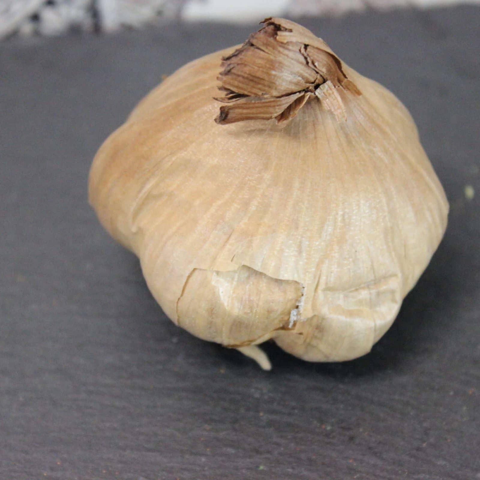 Les Epices Curieuses - Wholesale Dried Spice Mix - Whole bulb black garlic1