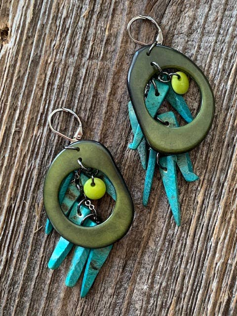 Orecchini a cerchio in stile tagua con pendente di colore a contrasto per la vendita all'ingrosso da parte di Veronica Riley Martens