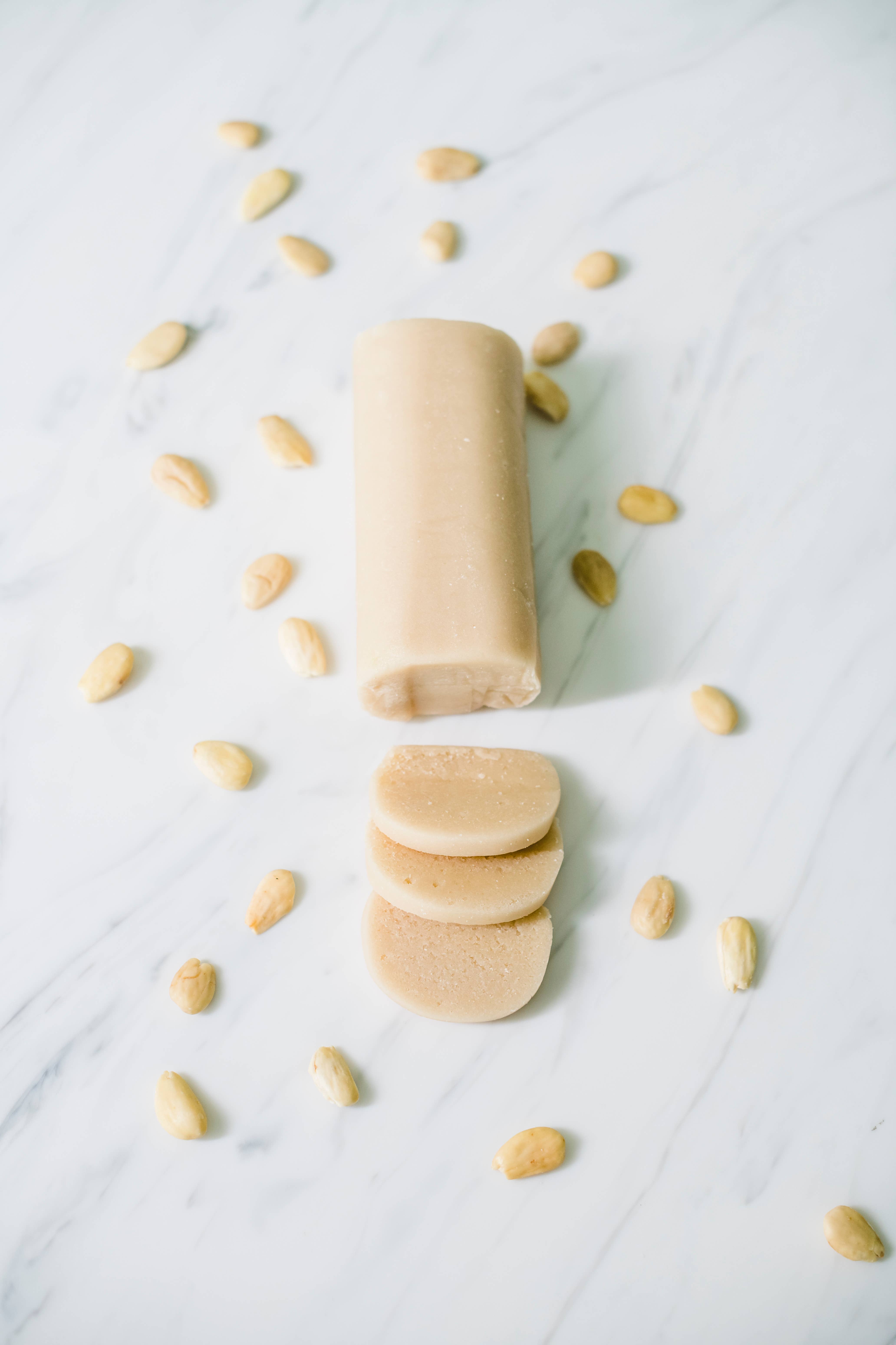 Belgium's Chocolate Source - Vente Friandises enrobées de chocolat - Pot de boules de massepain saupoudrées de cacao Louis d'Anvers. 160 gr 5,6 oz2