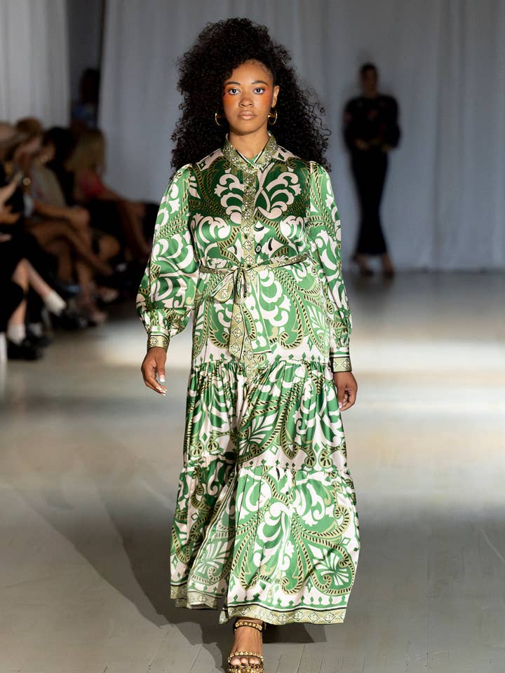 Abito in seta con stampa barocca verde Zuri per la vendita all'ingrosso da parte di Maui X Lolita