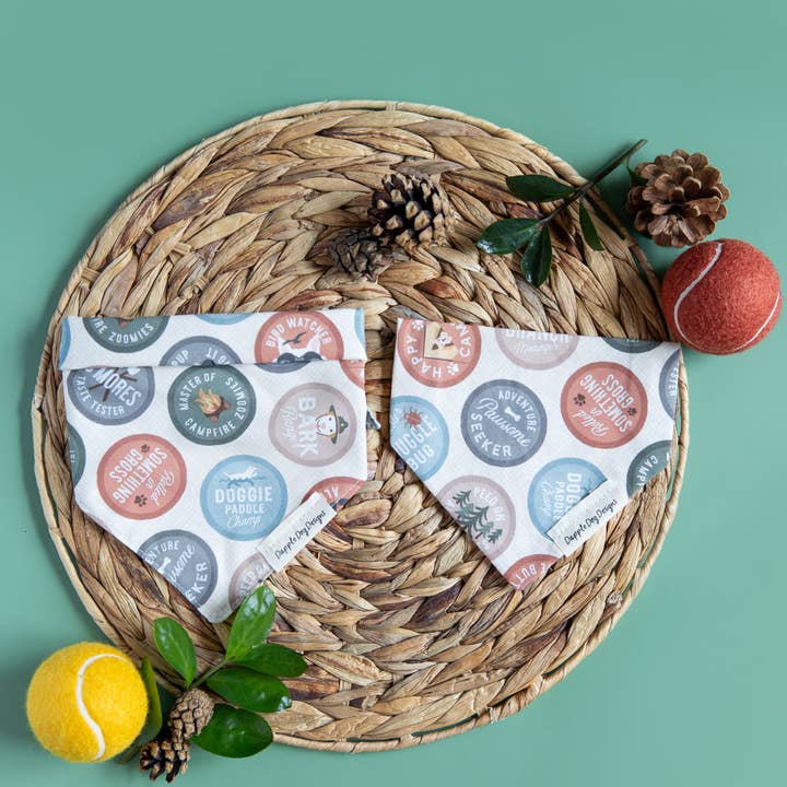 Bandana pour chiens avec insignes de scout - Bandana quotidien pour chien pour la vente par Dapple Dog Designs