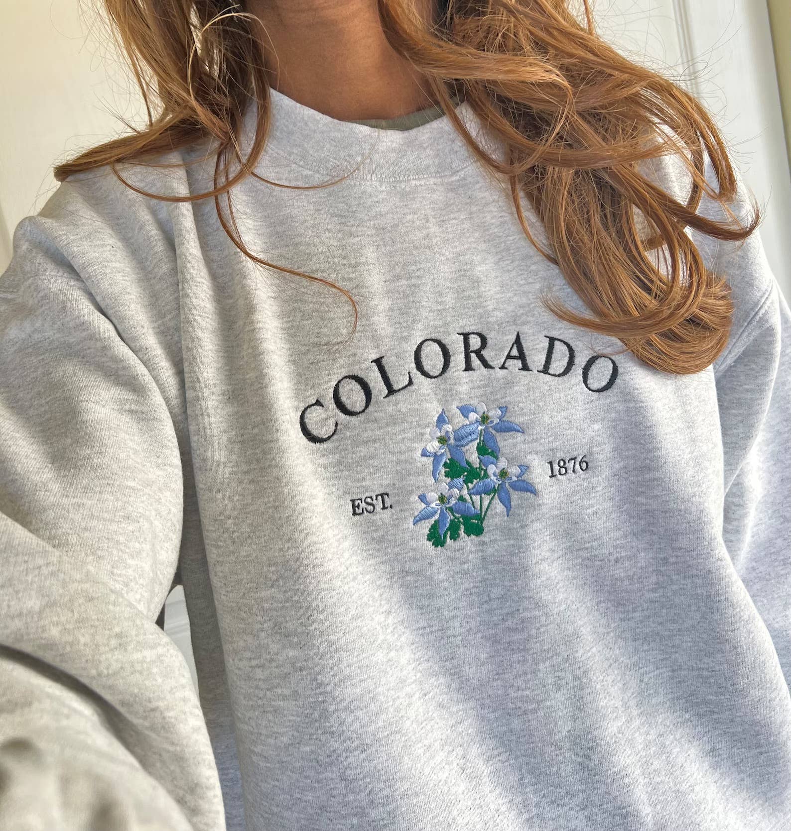 Poppy Bloem – Engroshandel Sweatshirt - Unisex – Colorado State Blomst Broderet Sweatshirt: Blå Columbine4