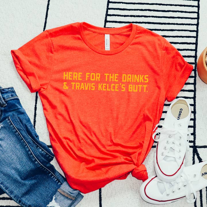 Här för drinkar och Travis Kelce Butt Tee för wholesale av Basic Bitch Designs