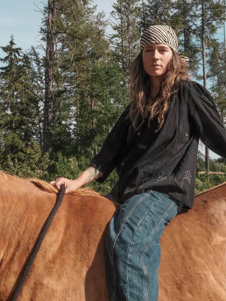 La maglietta a nido d'ape per la vendita all'ingrosso da parte di World of Crow llc