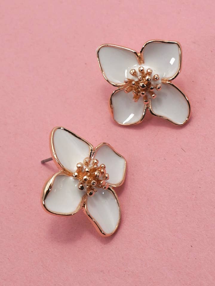 EPOXY HVIDE PÅ GULD BLOMST STUD ØRERINGE | 80E6983 for engroshandel hos JOSSLYN by wall to wall