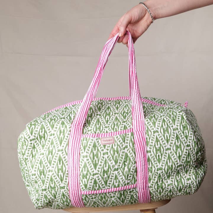 Borsa da weekend con stampa indiana a blocchi - Verde per la vendita all'ingrosso da parte di Twizzell