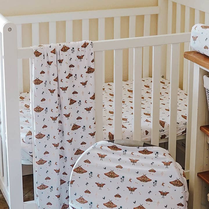 Drap berceau | Cosmic Moth pour la vente par LOVE MORE DIVINELY