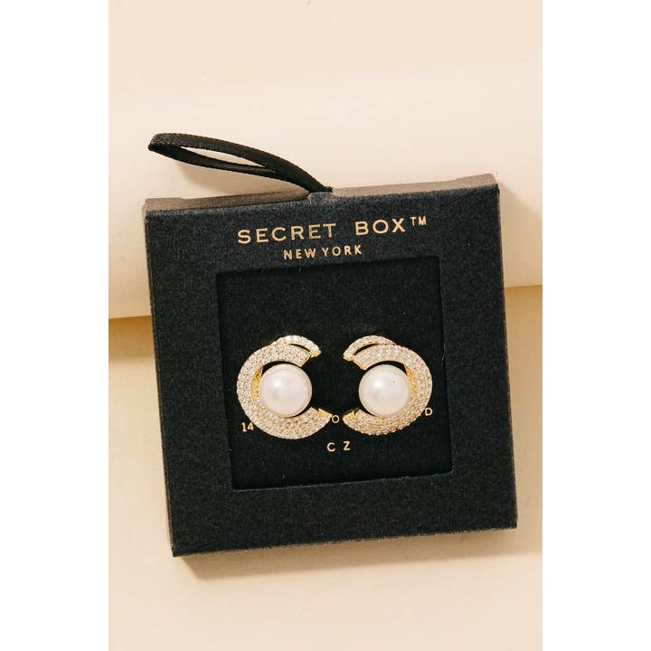 Pendientes de botón con media luna pavimentada de circonitas cúbicas bañadas en oro y perla. para venta al por mayor de Anarchy Street