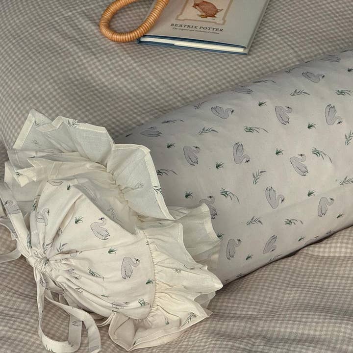 Almofada Orgânica com Folhos - Cisnes & Juncos por atacado de Evie and Skye Limited