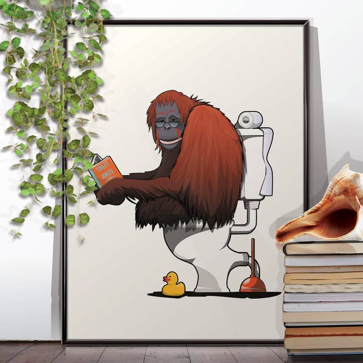 Orang-Utan auf der Toilette. Poster, Druck, Wohnkultur, Bad für den Großhandel von In The Washroom