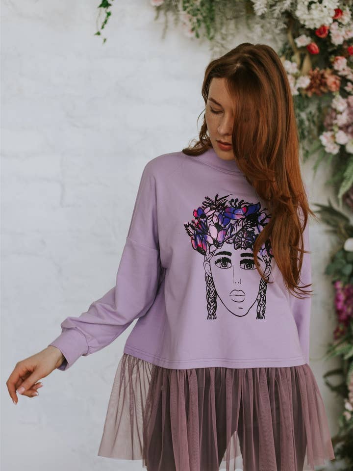 MOCK-NECK-TOP MIT TÜLL-RÜSCHE. LAVENDELBLUME für den Großhandel von RADADA