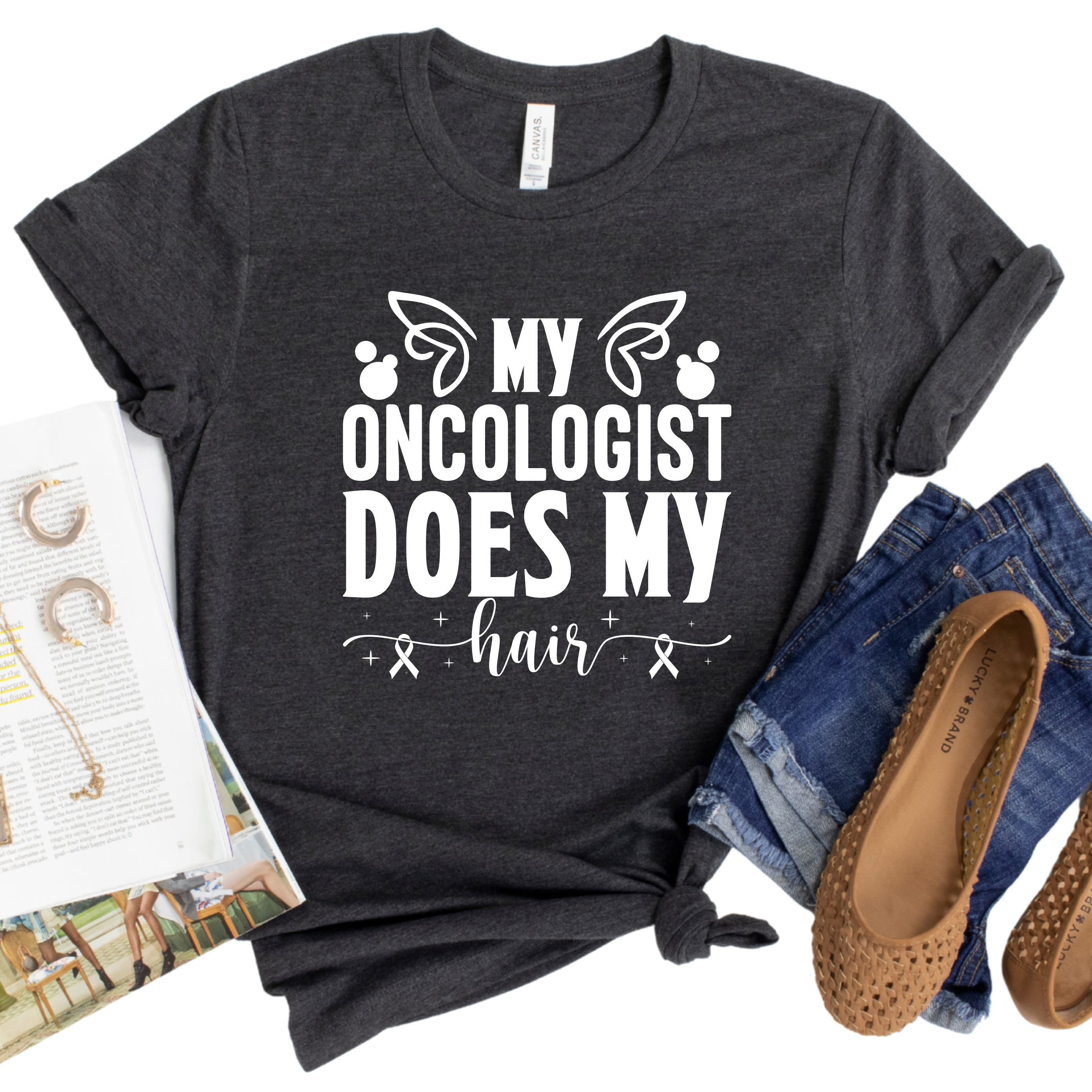 Epic Life  - Designed - Wholesale T-shirt met print - Dames - Mijn Oncoloog Doet Mijn Haar T-Shirt - Borstkanker Bewustzijn Shirt - Grappig Kanker Steun T-Shirt - Chemo Haar Shirt voor Vrouwen - Cadeau Idee0