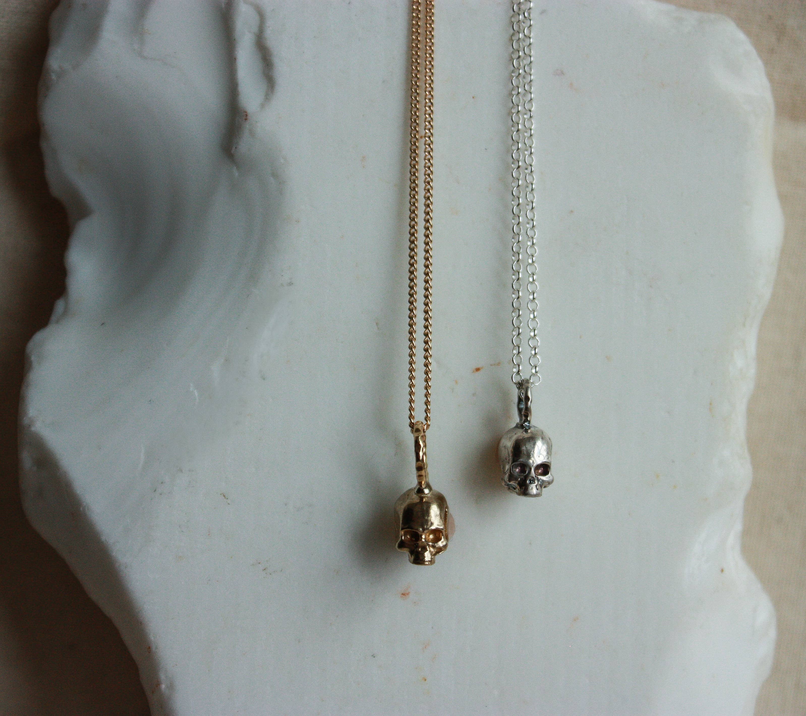 Rowe Studio Jewellery - Venta al por mayor Collares con colgantes/abalorios - Collar Memento Mori Calavera1