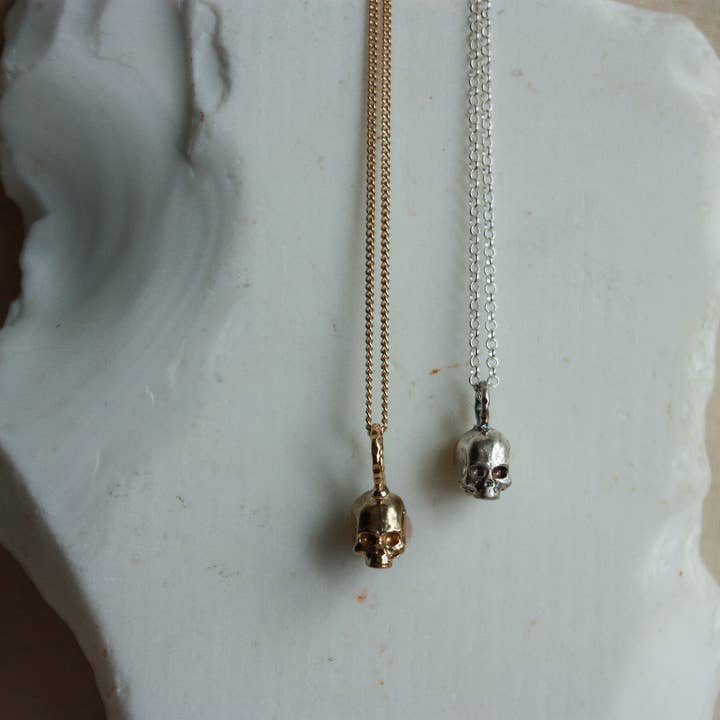 Rowe Studio Jewellery - Venta al por mayor Collares con colgantes/abalorios - Collar Memento Mori Calavera1