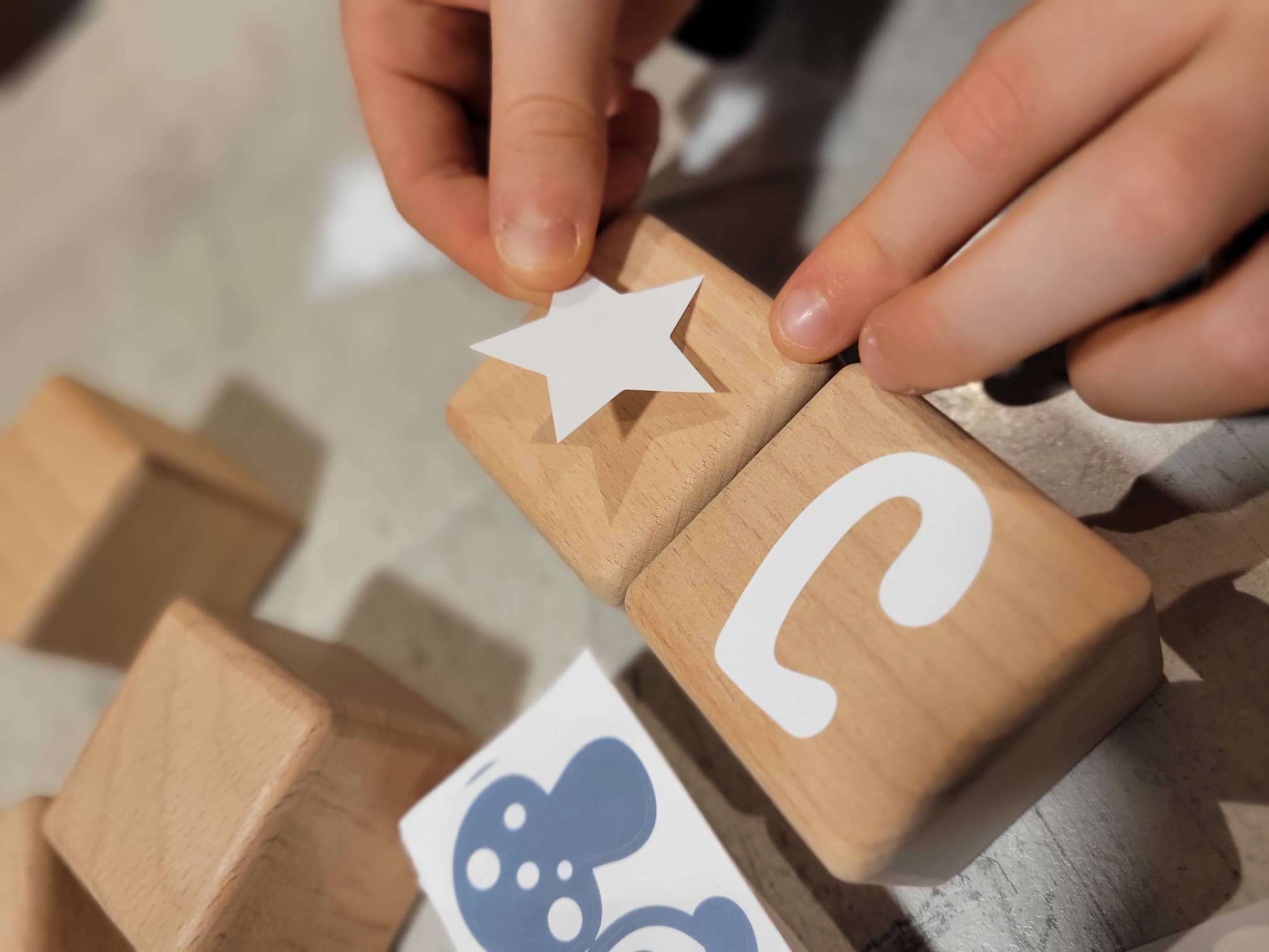 LouYou - Wholesale Christmas Decoration - Kids & Baby - 5 Beech Wood Cubes (5cm x 5cm) + 66 Gray Stickers13