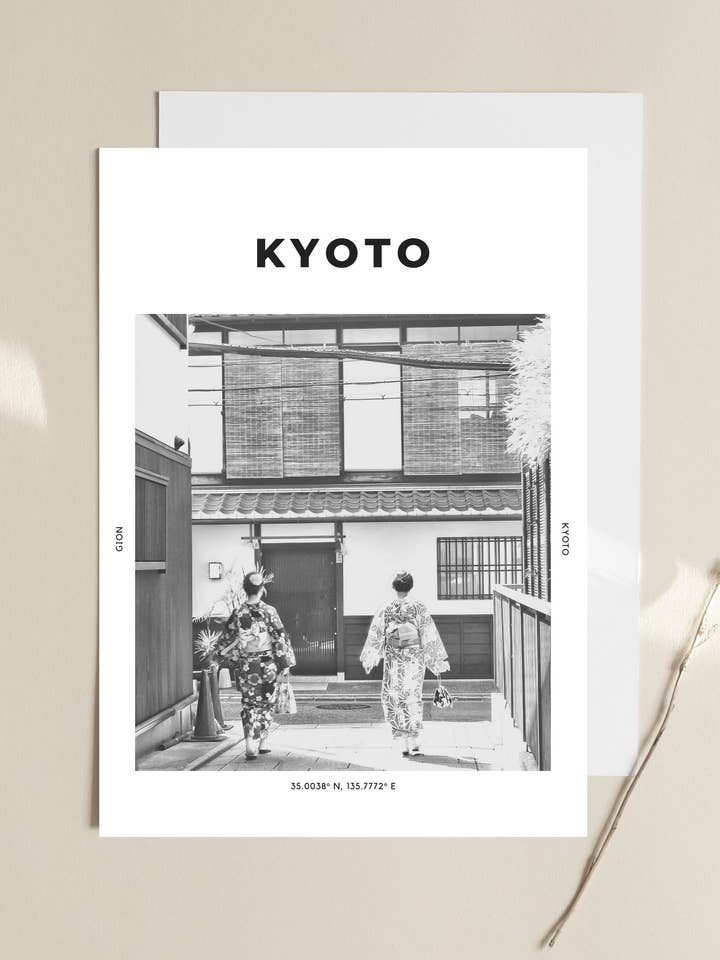 Kyoto ”Geishas i Gion” Print 1 för wholesale av The Travel Edit