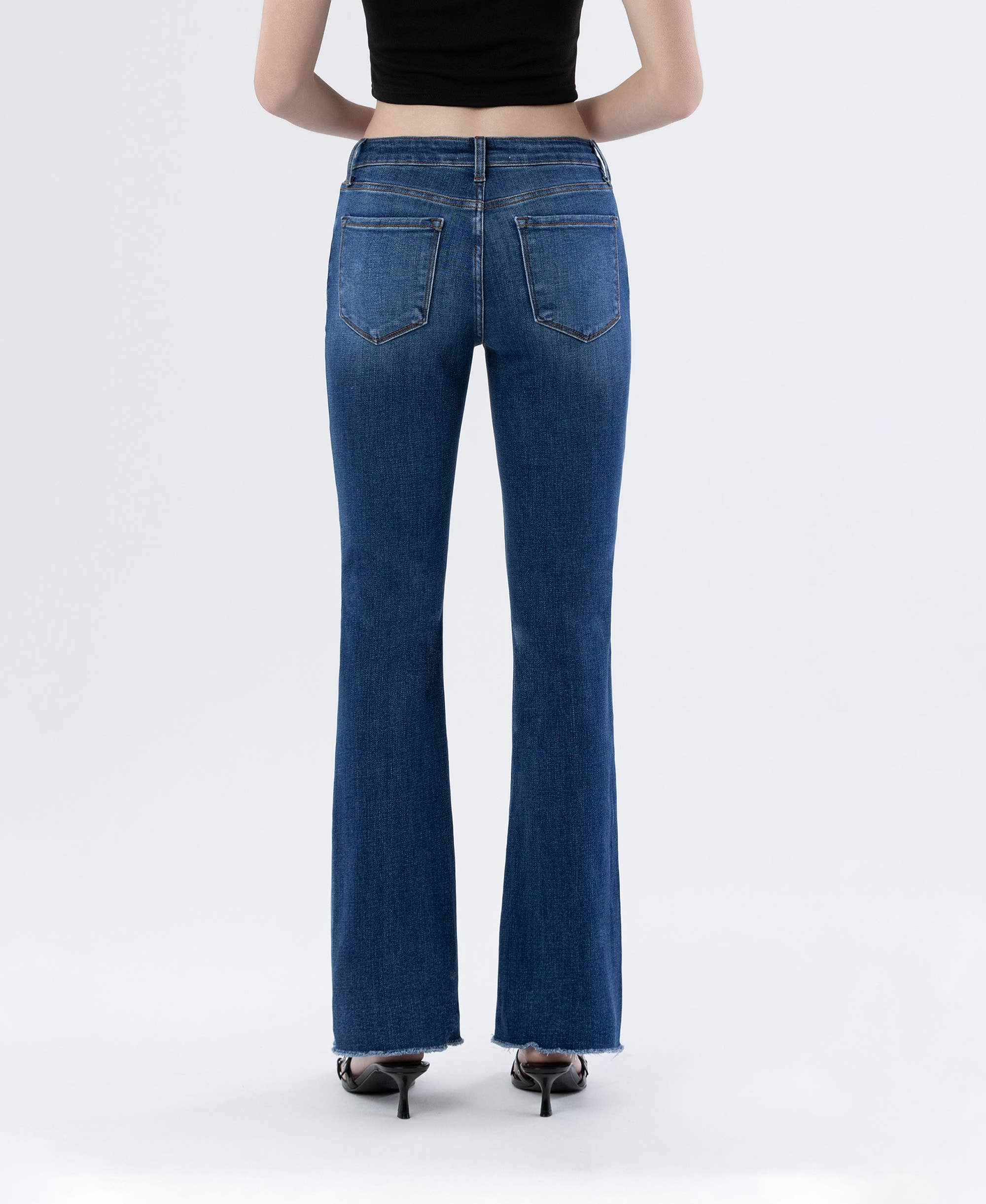 BEDEUTSAM MID RISE RAW HEM DARK WASH BOOTCUT JEANS LV1193 für den Großhandel auf Faire1