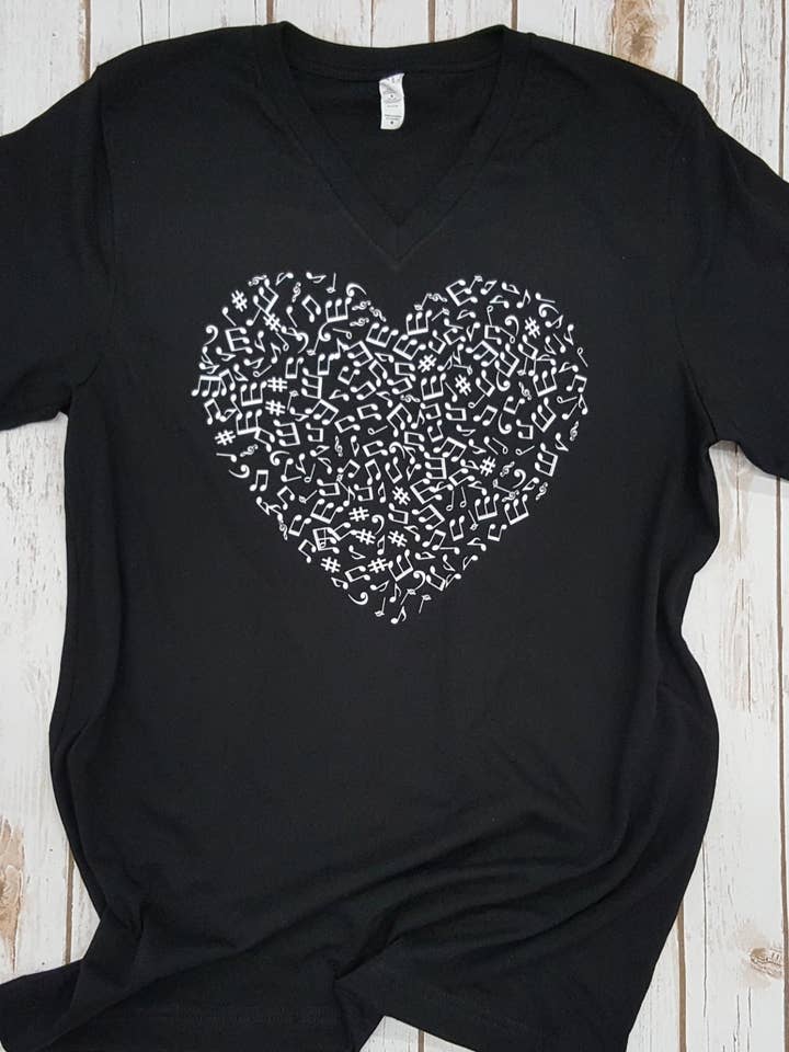 Band Notes Herz mit V-Ausschnitt für den Großhandel von Plain Apparel Tees