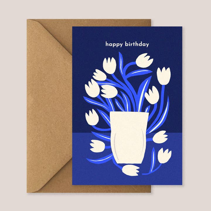 Carte d'anniversaire bleue avec des tulipes blanches pour la vente par Kiran Ravilious