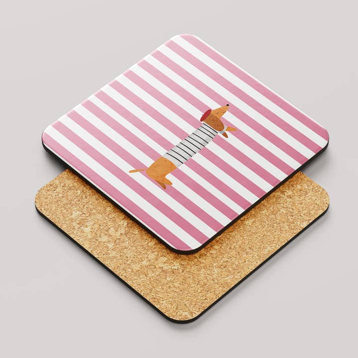 La Saucisse Parisienne Roze Onderzetter - Teckel Illustratie Cadeau voor Hondenliefhebbers voor wholesale door Teckels Tales Travels