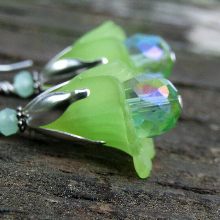 Bad Apple Designs - Vendita all'ingrosso Orecchini pendenti - Orecchini pendenti in cristallo con fiori in lucite d'argento fatti a mano5