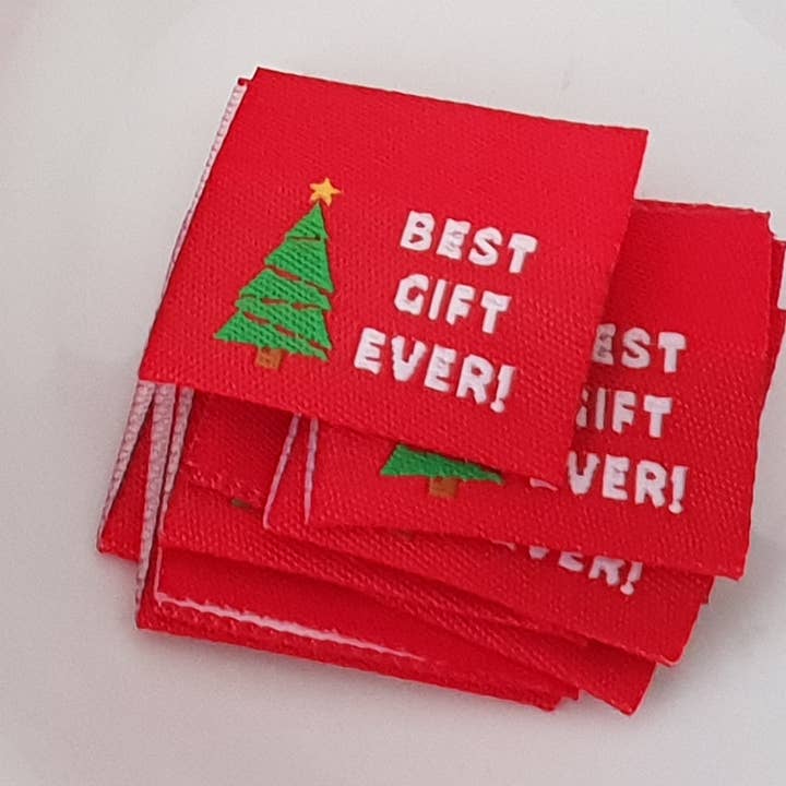 Meilleur cadeau de tous les temps, rouge, étiquettes de vêtements, lot de 10, Josie Buttons pour la vente par Rubyjam Fabric