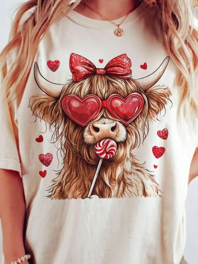 Maglietta grafica di San Valentino con mucca delle Highlands per la vendita all'ingrosso da parte di 4 little hearts
