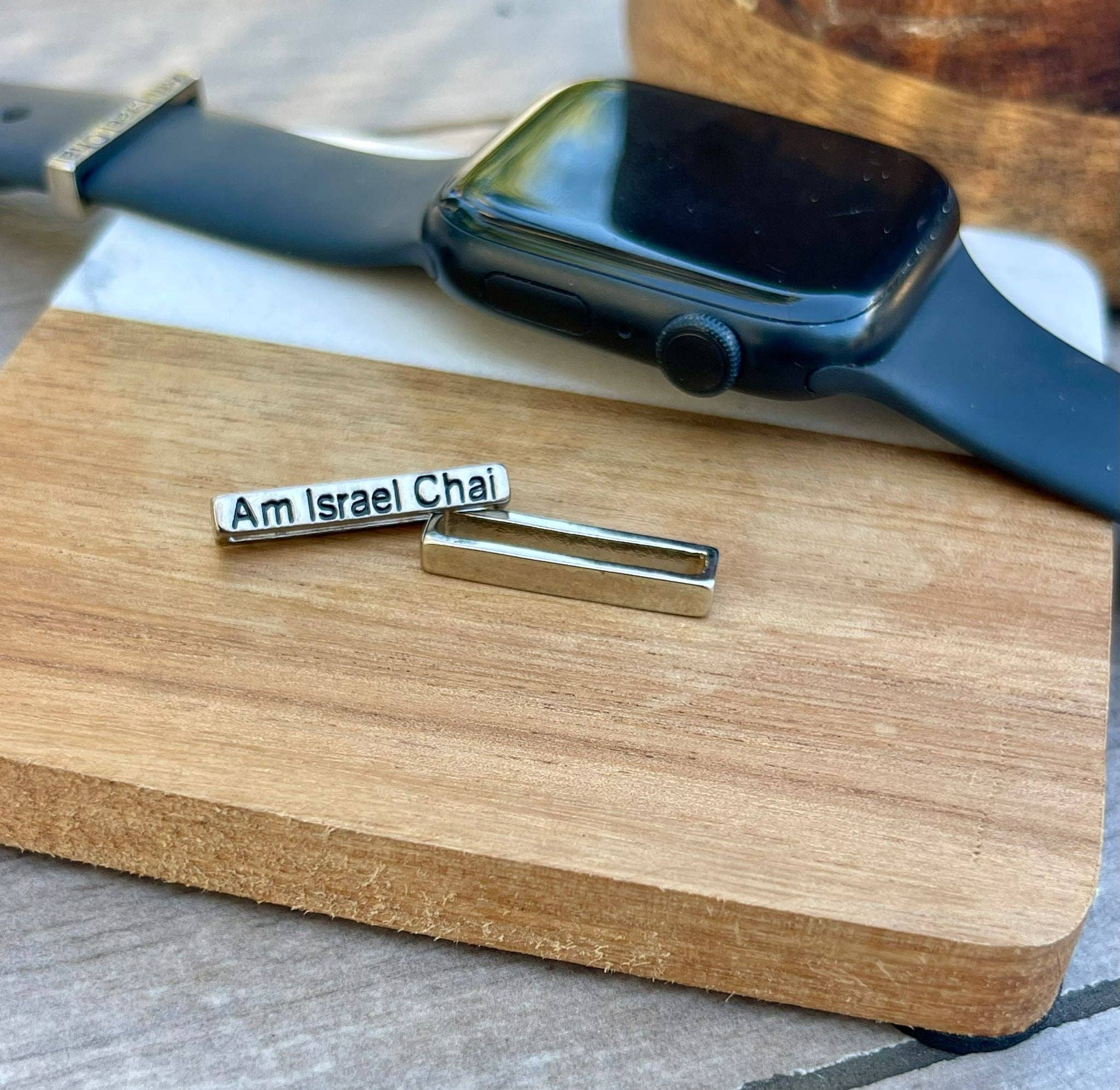 Koch La Ni Jewelry - Venta al por mayor Abalorios/colgantes individuales - Colgante para Correa de Reloj "Am Israel Chai" – Compatible con Apple y Smartwatch